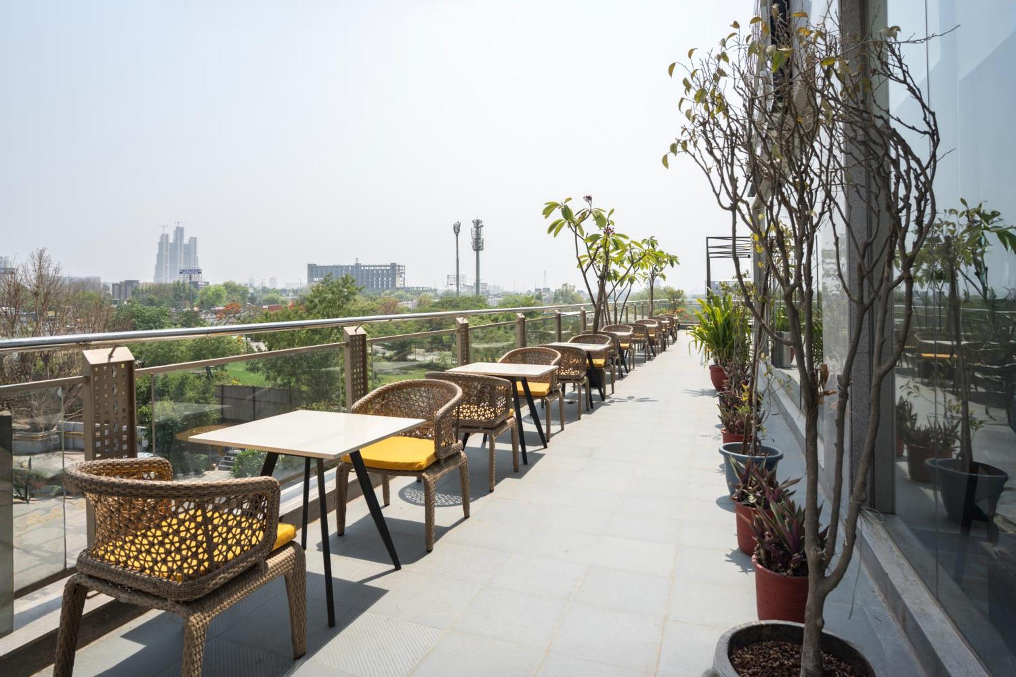 Ar Suites Klj Square غورغاون المظهر الخارجي الصورة